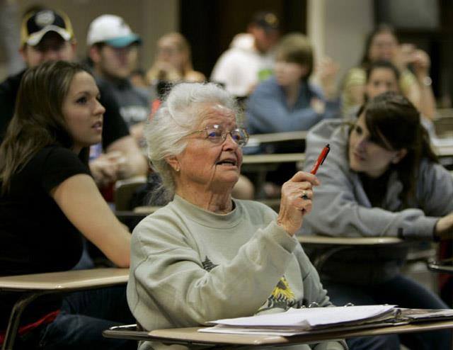 Una adulta mayor en situación de aprendizaje en contexto universitario